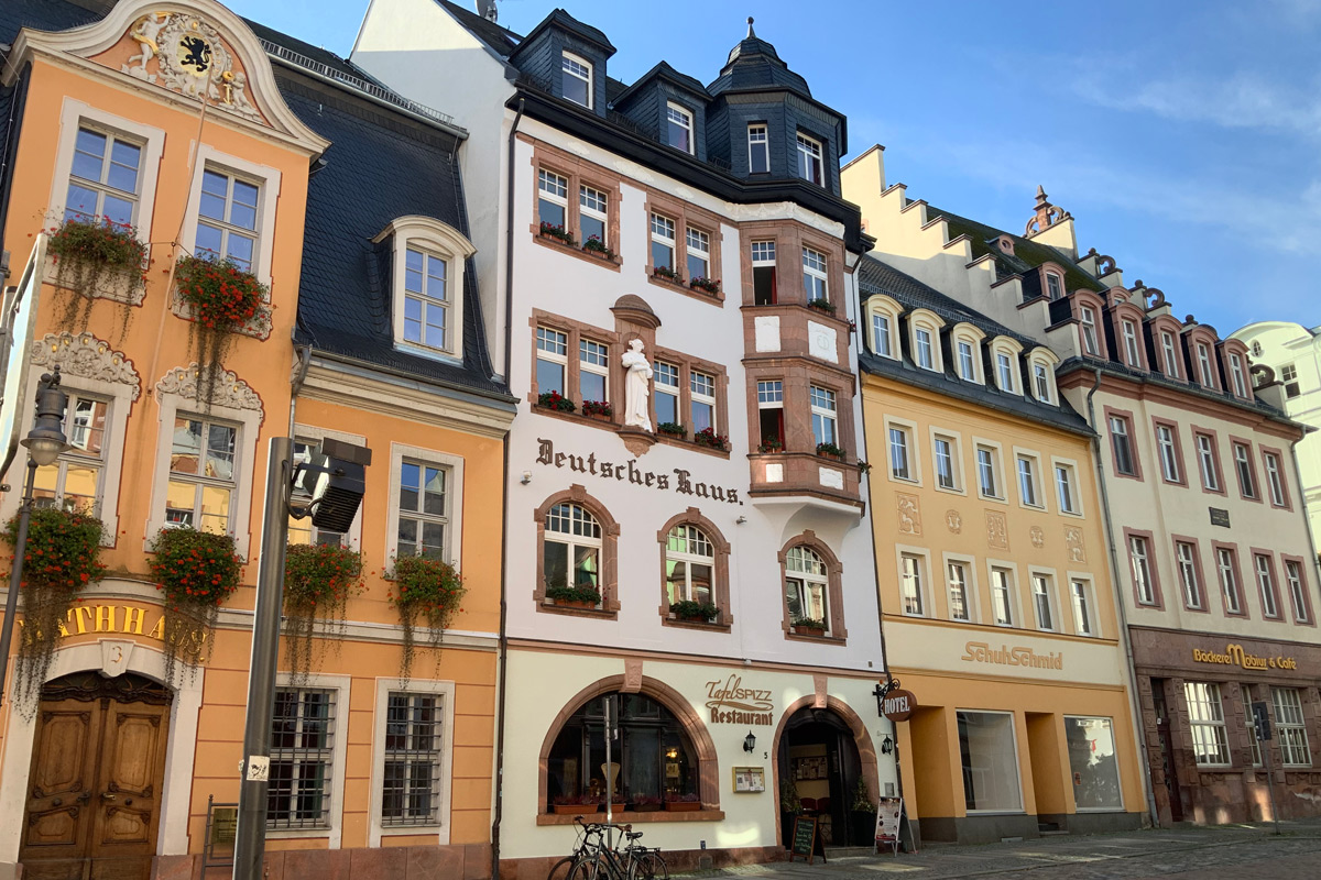 Fassadenanstrich und Konservierung der Porphyrelemente, Hotel Deutsches Haus Mittweida